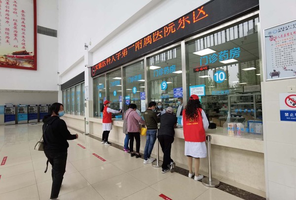 擦拭门诊药房玻璃窗.jpg