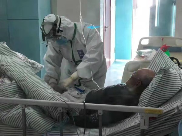 为患者治疗中.jpg