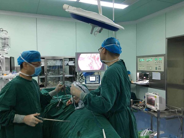 单孔胸腔镜下肺癌根治术.jpg
